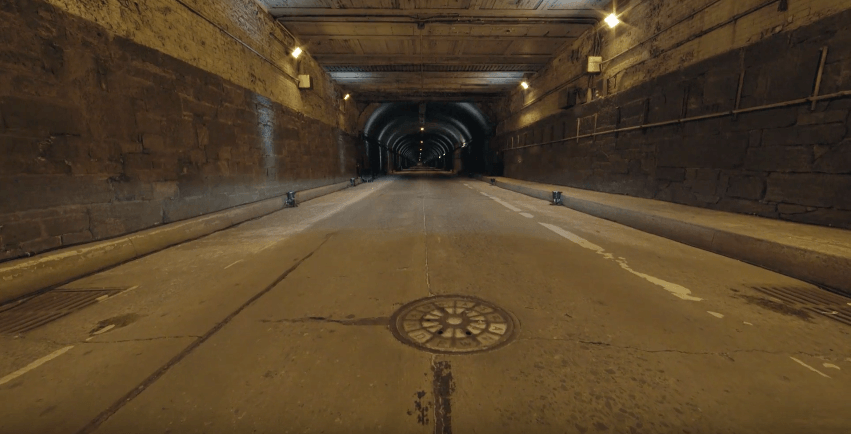La Jaguar F-TYPE SVR hurle dans le tunnel de Park Avenue
