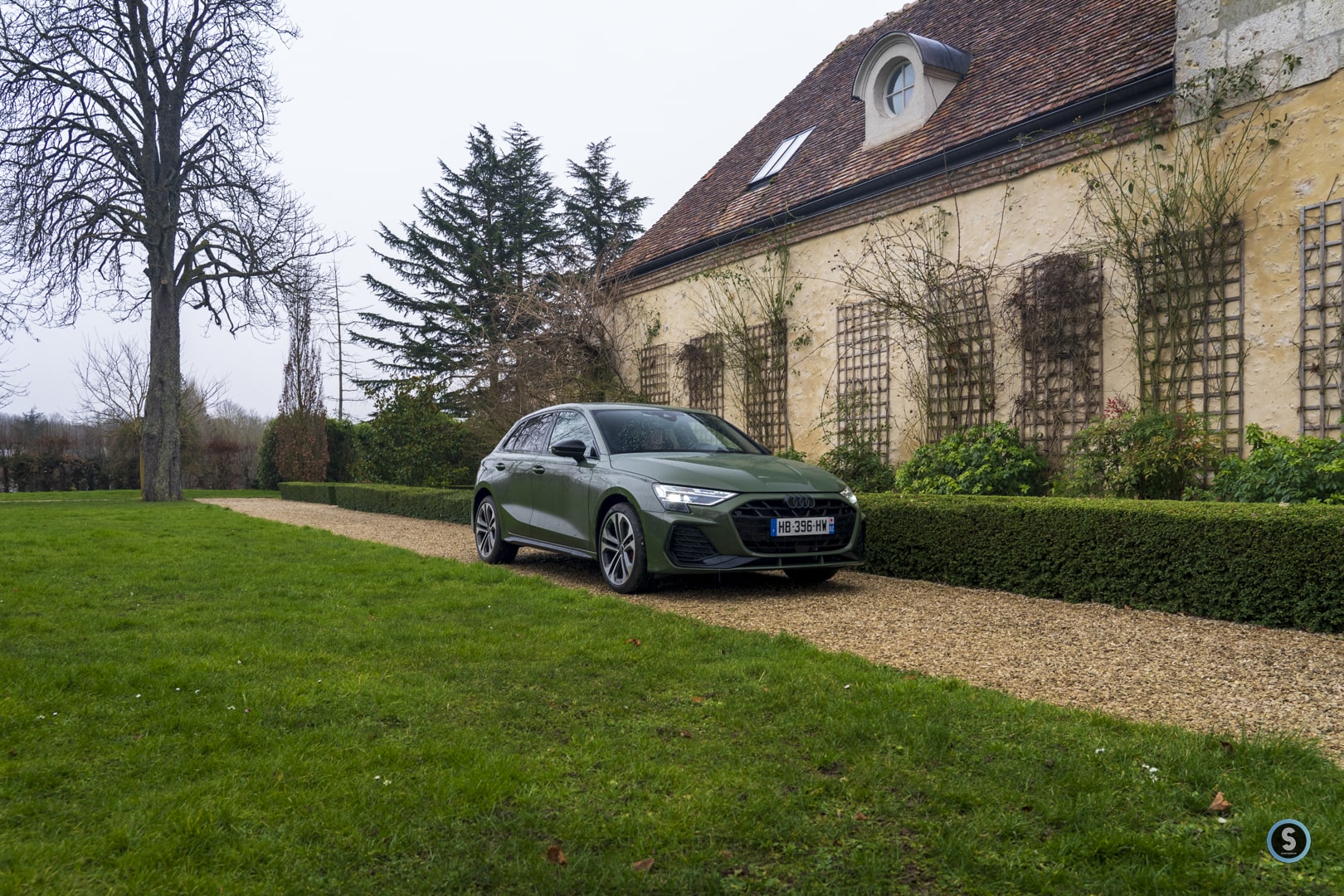Audi sur pelouse