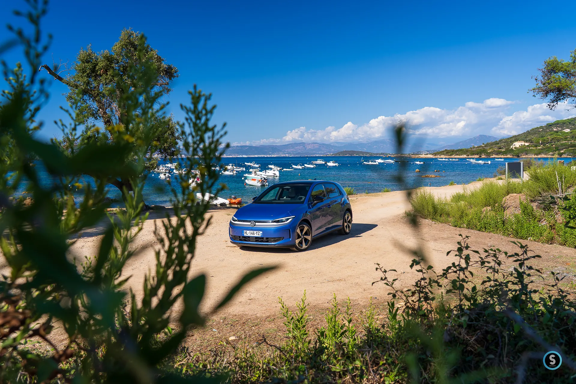 Volkswagen ID. Polo Bleu Céleste sur fond mer