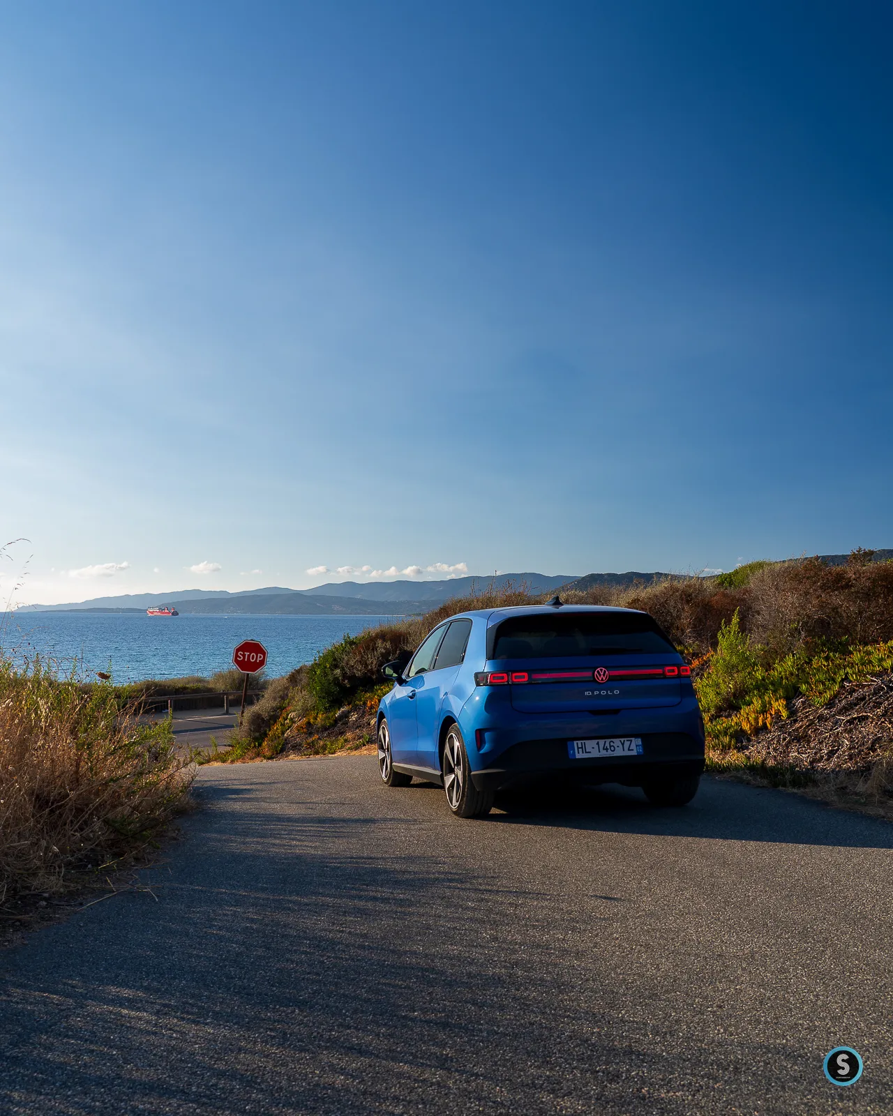 Volkswagen ID. Polo Bleu Céleste sur fond mer