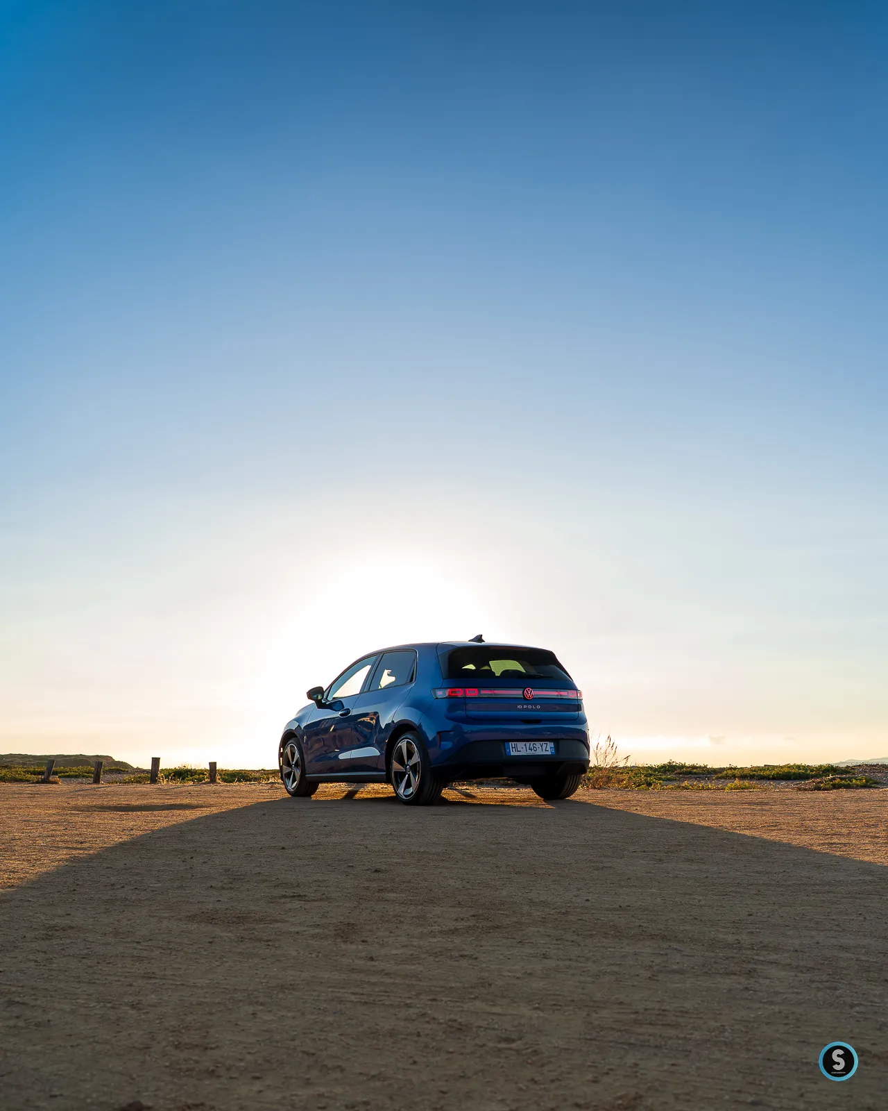 Volkswagen ID. Polo Bleu Céleste en contre jour