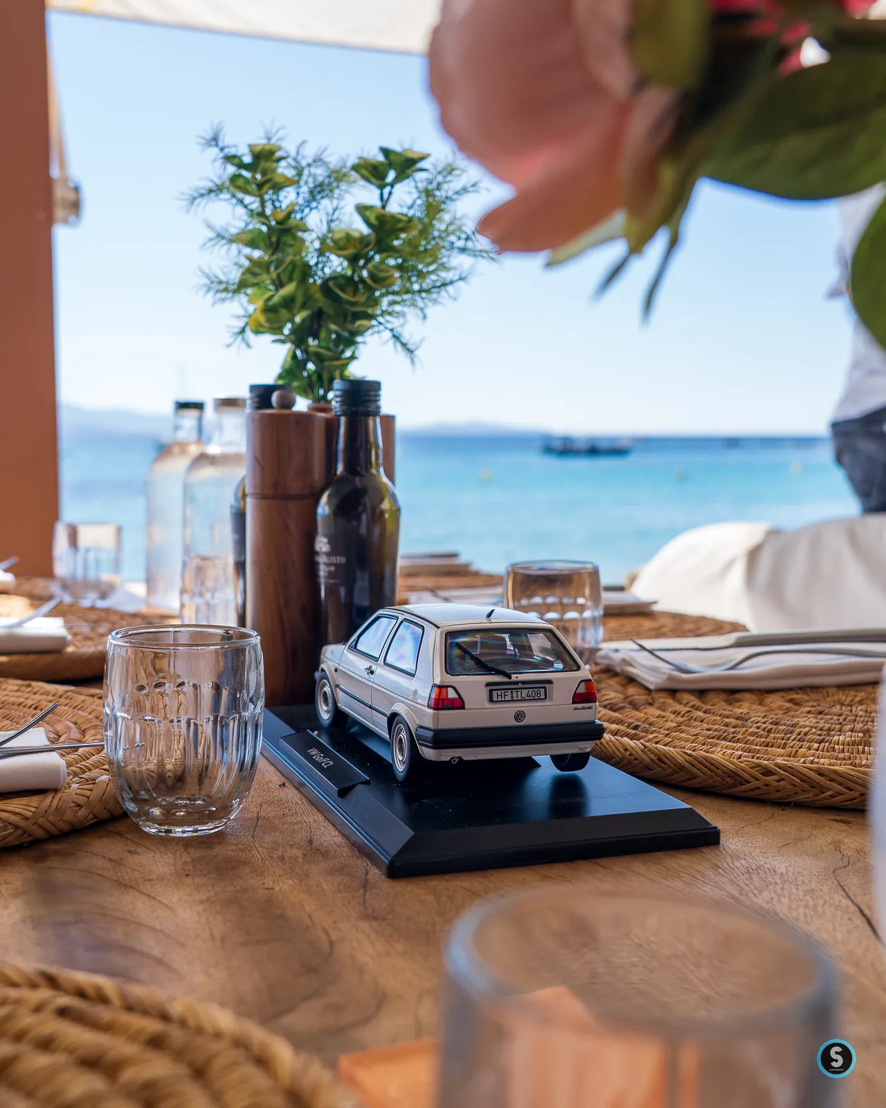 Golf 2 sur la table du déjeuner
