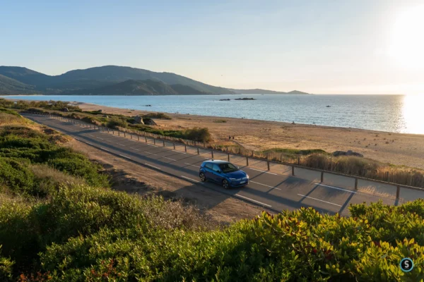 Volkswagen ID. Polo Bleu Céleste sur une route de Corse