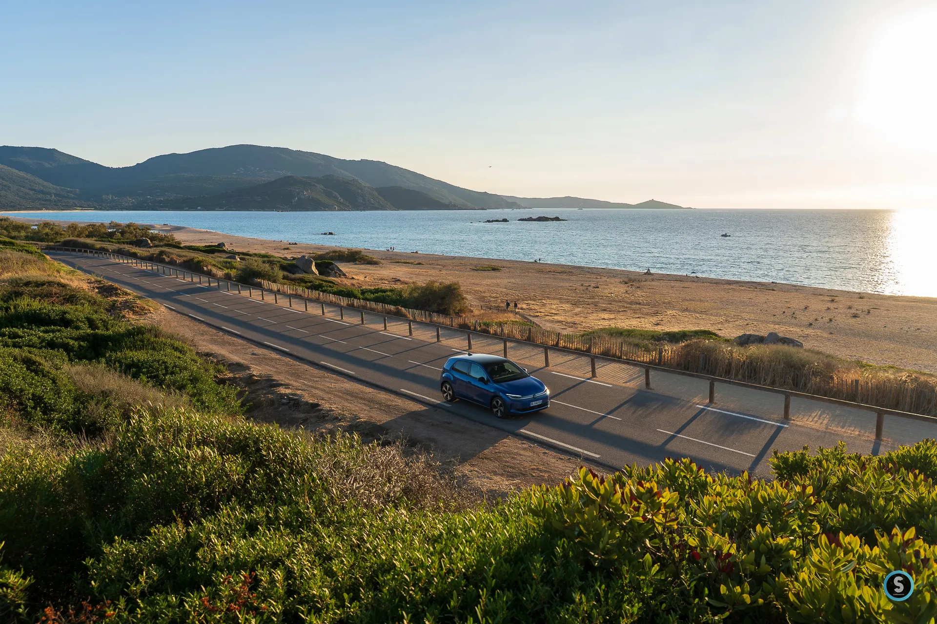 Volkswagen ID. Polo Bleu Céleste sur une route de Corse
