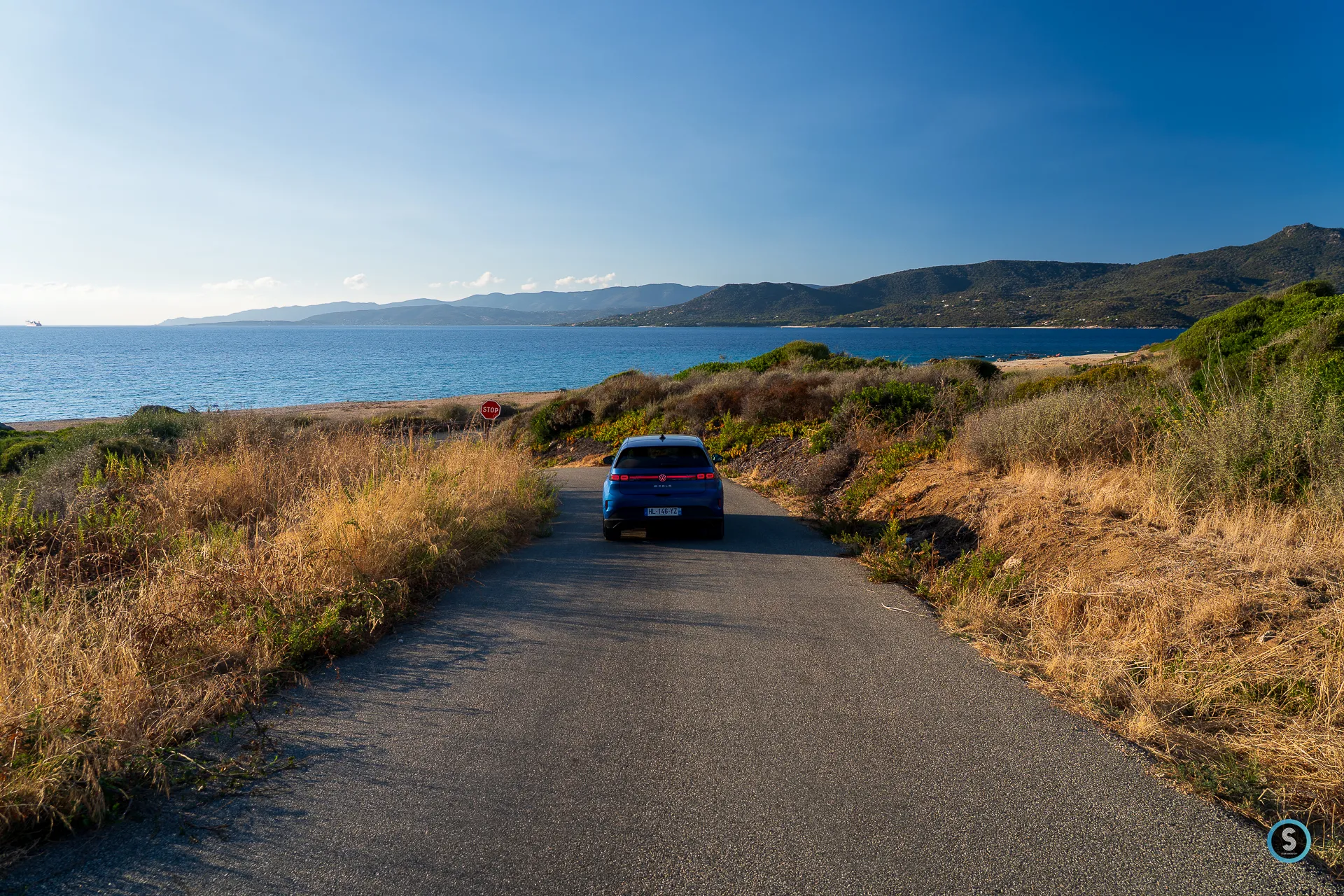 Volkswagen ID. Polo Bleu Céleste sur fond mer